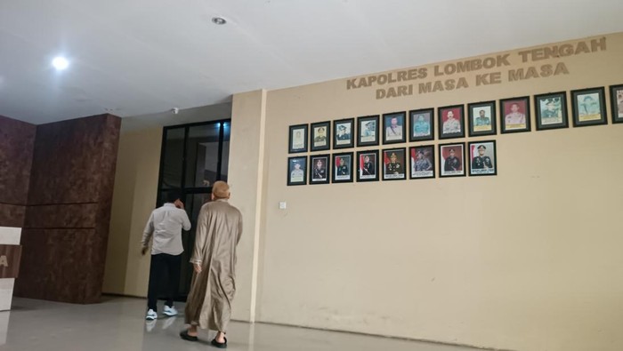 TQH saat memasuki ruangan penyidik Unit PPA Polres Lombok Tengah. Foto: (Edi Suryansyah/detikBali)