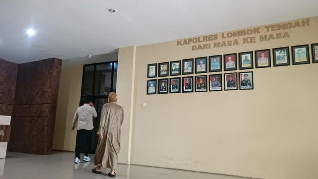 TQH saat memasuki ruangan penyidik Unit PPA Polres Lombok Tengah. Foto: (Edi Suryansyah/detikBali)