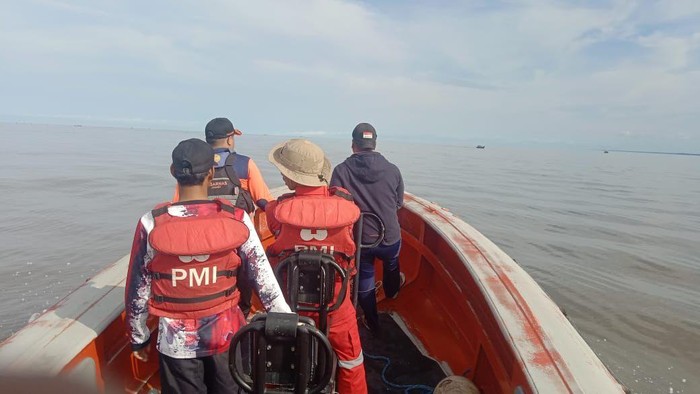Anak buah kapal (ABK) pompong, Sukri (45) dilaporkan hilang di perairan tengah Pangkal Duri, Kabupaten Tanjung Jabung Barat (Tanjabbar), Jambi. Ia hilang setelah pompong terbalik dihantam ombak.