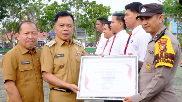 Aipda Ashobirin dapat penghargaan dari Plt Bupati Meranti (Ist)