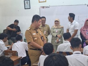 Pj Gubernur Cek Makan Bergizi Gratis di Jakbar, Menu Ayam Teriyaki-Tumis