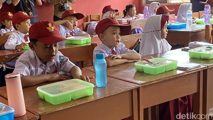 Penyaluran makan bergizi gratis di Kota Sukabumi