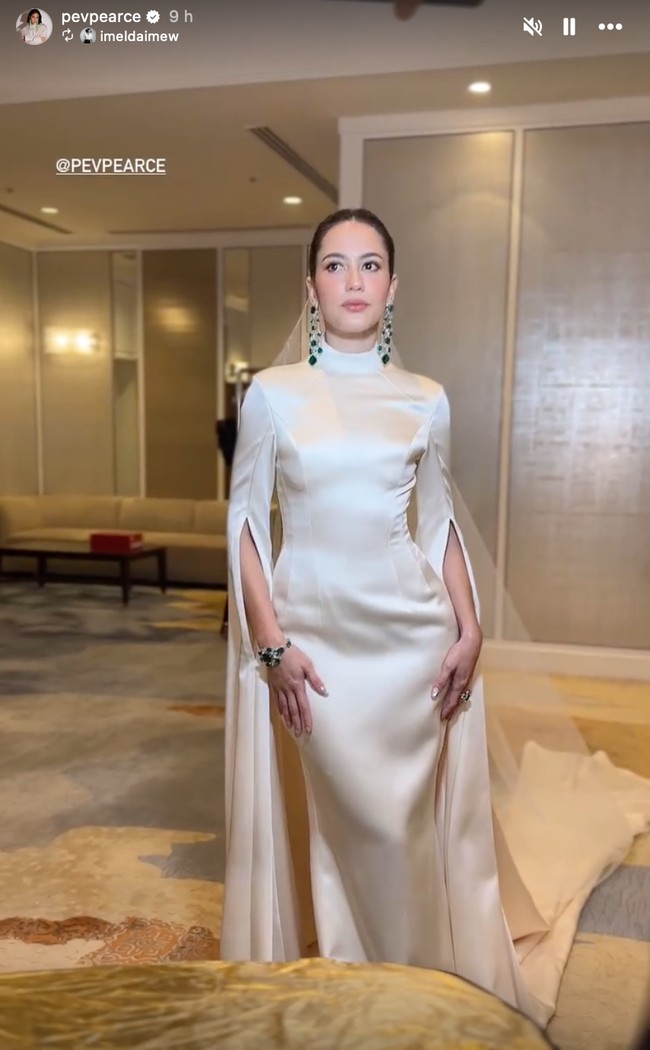 Pevita tampil menawan dalam balutan dress lengan panjang berwarna broken white. Dress tersebut memiliki model kerah tinggi dan lengan panjang cut. Foto: Instagram/@pevpearce