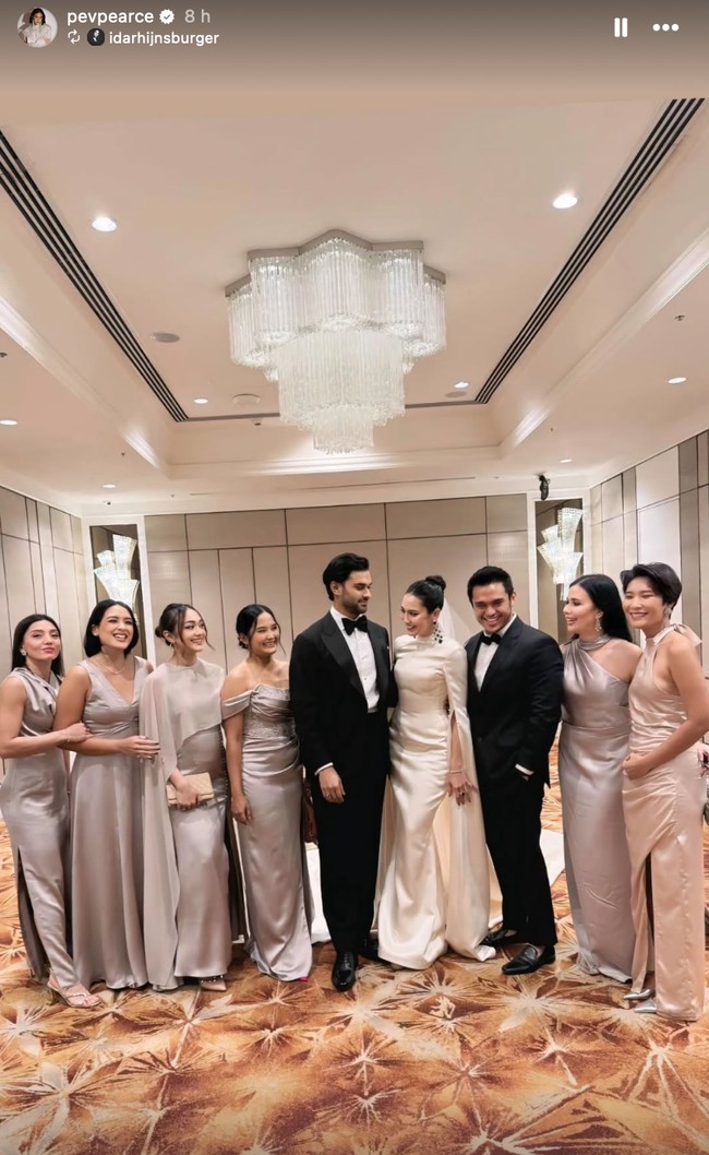 Sementara suaminya, Mirzan Meer, tampil gagah mengenakan setelan jas hitam dipadukan dengan dasi kupu-kupu. Untuk para bridesmaidnya, Pevita memilih warna coklat muda yang senada dengan gaun yang dikenakannya. Foto: Instagram/@pevpearce