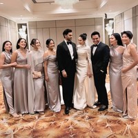 Sementara suaminya, Mirzan Meer, tampil gagah mengenakan setelan jas hitam dipadukan dengan dasi kupu-kupu. Untuk para bridesmaidnya, Pevita memilih warna coklat muda yang senada dengan gaun yang dikenakannya. Foto: Instagram/@pevpearce