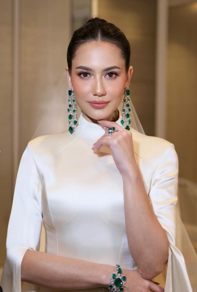 Penampilan Pevita terlihat semakin stunning dengan anting, cincin, dan gelang bertahta batu permata berwarna emerald. Sementara untuk rambutnya tampak simpel dengan high up bun. Foto: Instagram/@archangelachelsea
