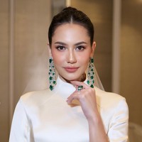 Penampilan Pevita terlihat semakin stunning dengan anting, cincin, dan gelang bertahta batu permata berwarna emerald. Sementara untuk rambutnya tampak simpel dengan high up bun. Foto: Instagram/@archangelachelsea