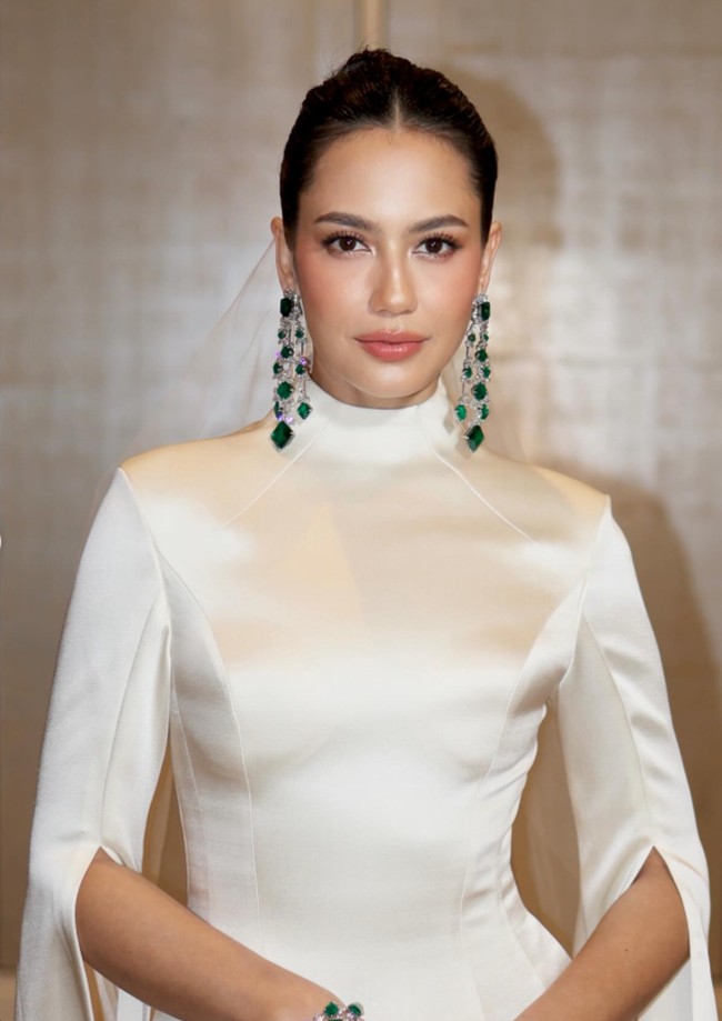 Pevita juga terlihat semakin cantik dengan riasan glaze skin hasil tangan MUA Archangela Chelsea. Blush on pink dan lipstik senada membuat tampilannya terlihat semakin fresh dan natural. Foto: Instagram/@archangelachelsea