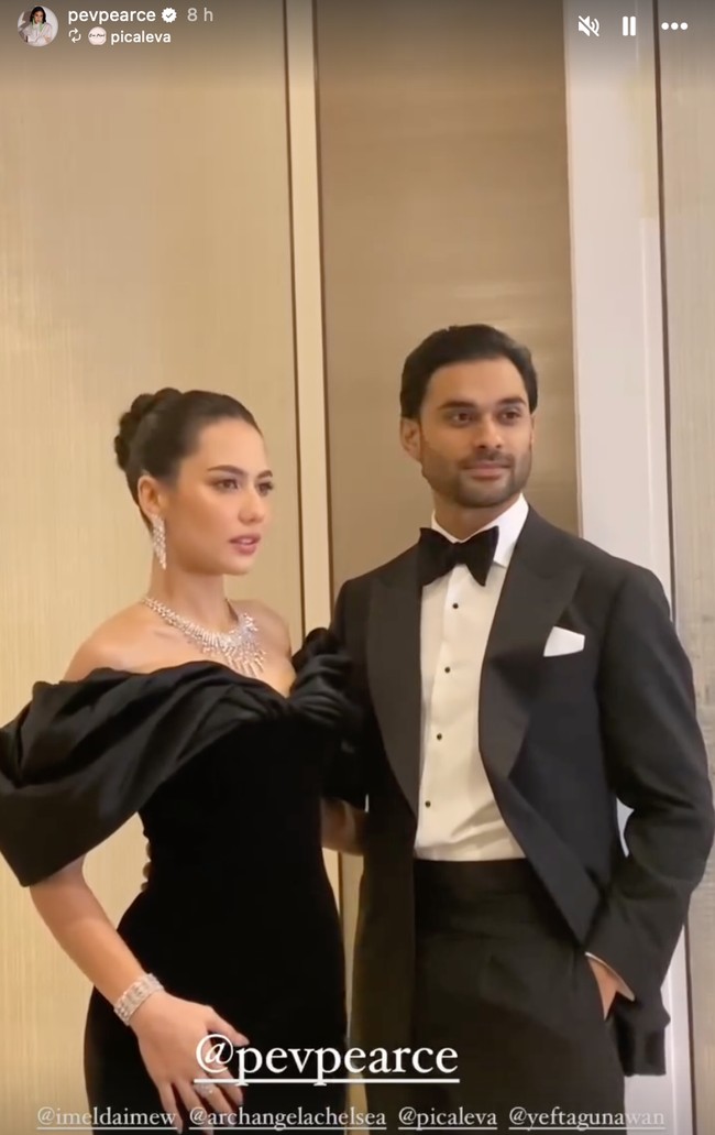 Untuk look kedua wanita 32 tahun itu tampil dengan gaun panjang bodycon berwarna hitam rancangan Yefta Gunawan. Gaun model sabrina itu memiliki lengan siluet pita besar. Foto: Instagram/@pevpearce