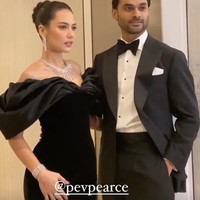 Untuk look kedua wanita 32 tahun itu tampil dengan gaun panjang bodycon berwarna hitam rancangan Yefta Gunawan. Gaun model sabrina itu memiliki lengan siluet pita besar. Foto: Instagram/@pevpearce