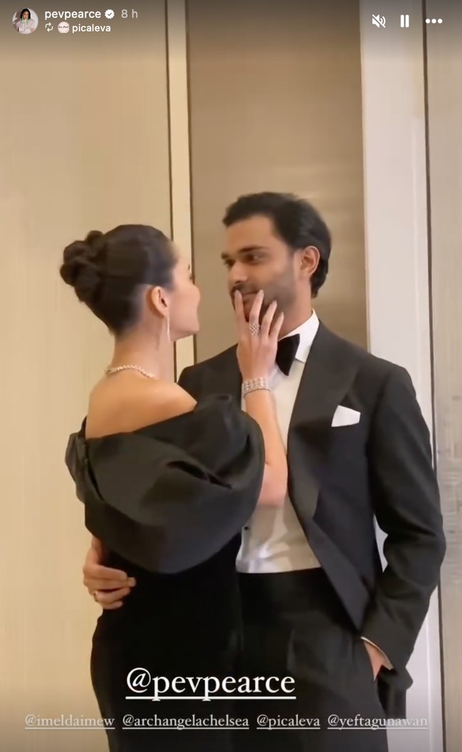 Pasangan yang baru menikah itu juga tampak memamerkan kemesraan mereka di depan kamera. Foto: Instagram/@pevpearce