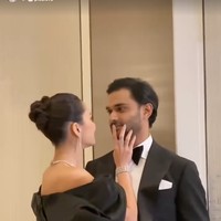 Pasangan yang baru menikah itu juga tampak memamerkan kemesraan mereka di depan kamera. Foto: Instagram/@pevpearce