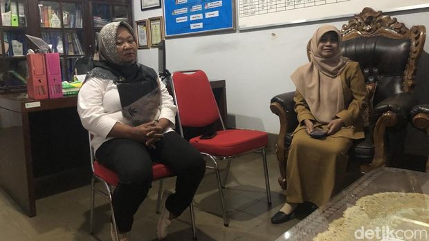 Plh Kepala SMP Negeri 4 Kota Jogja, Supriyati (kanan) saat ditemui wartawan, hari ini (6/1/2025).