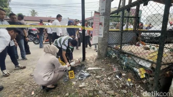 Polisi dan forensik saat olah TKP di lokasi (Raja Adil Siregar/detikcom)