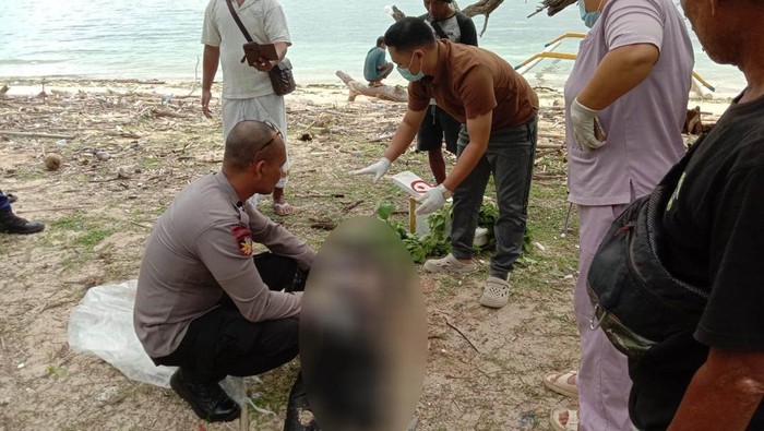 Polisi melakukan identifikasi mayat yang ditemukan mengapung di perairan Prapat Agung, Desa Sumberkelampok, Gerokgak, Buleleng, Bali Senin (6/1/2025). (Foto: Dok. Polres Buleleng)