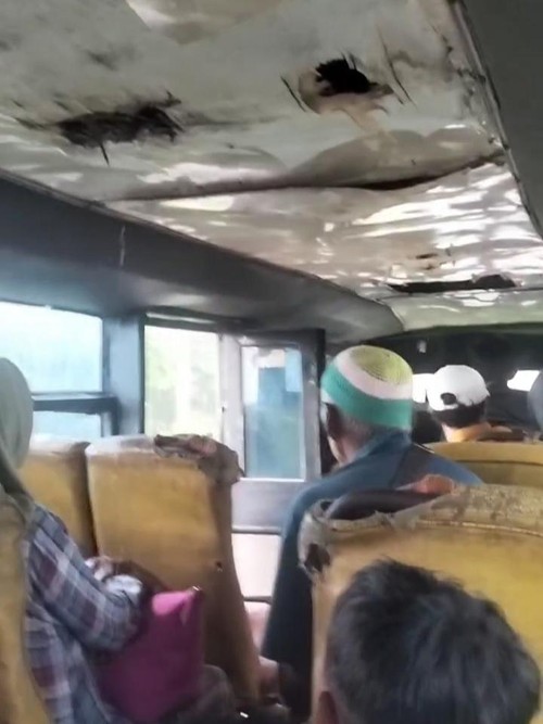Potret bus yang tak layak operasi air hujan merembes yang viral di Dompu. (Istimewa)