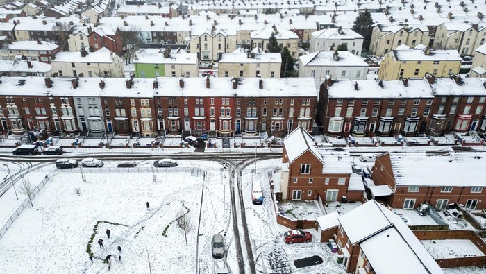 Potret Rumah-rumah di Inggris Tertutup Salju A drone view shows snow covering the rooftops of houses in Liverpool, Britain, January 5, 2025. REUTERS/Phil Noble