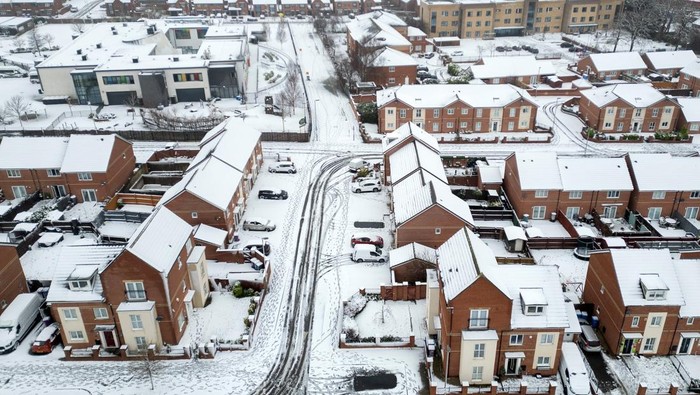 Potret Rumah-rumah di Inggris Tertutup Salju A drone view shows snow covering the rooftops of houses in Liverpool, Britain, January 5, 2025. REUTERS/Phil Noble