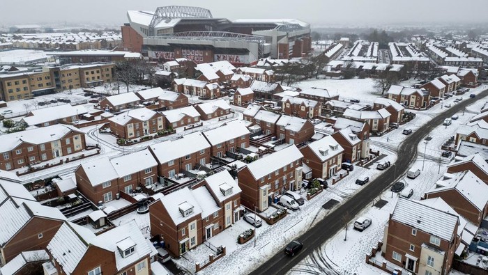 A drone view shows snow covering the rooftops of houses in Liverpool, Britain, January 5, 2025. REUTERS/Phil Noble