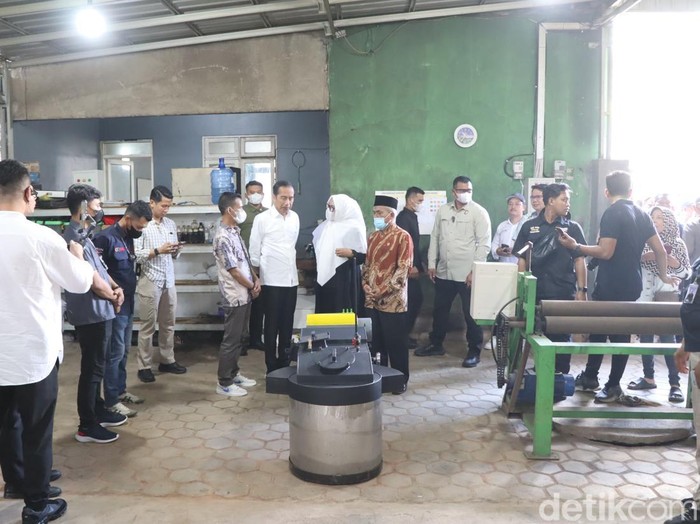 Presiden ke-7 Joko Widodo saat melihat pengolahan limbah plastik menjadi BBM di Desa Kasilib, Kecamatan Wanadadi, Banjarnegara, Senin (6/1/2025).