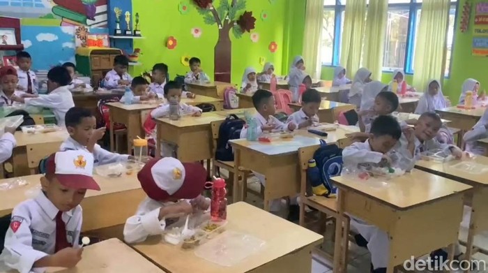 Program Makan Bergizi Gratis yang dimulai di salah satu SD di Maros.