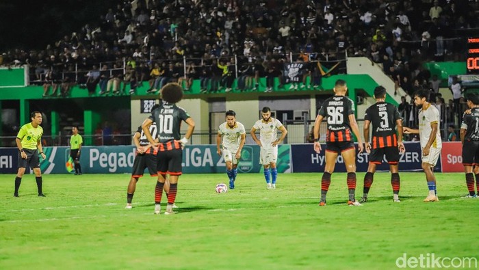 PSIM Jogja saat menghadapi Persekat Tegal di Stadion Trisanja, Tegal, Sabtu (4/1/2025).