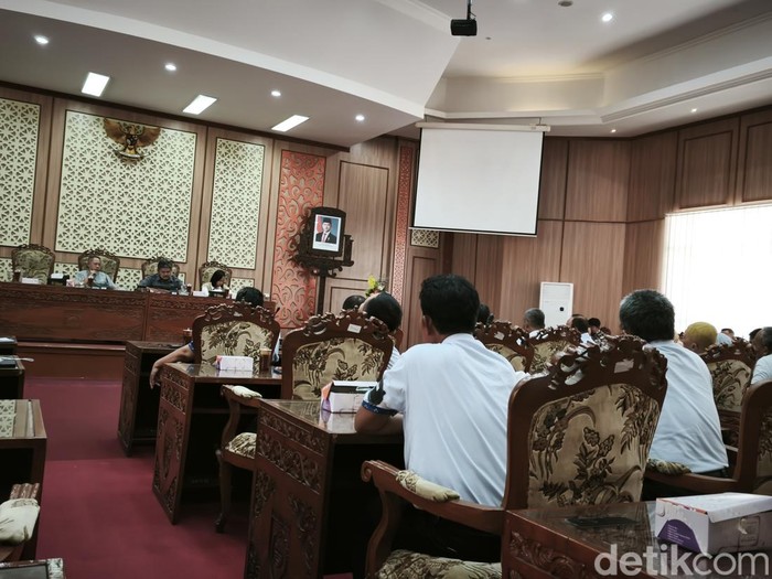Serikat Pekerja PT Sritex saat melakukan audiensi dengan DPRD Sukoharjo, Senin (6/1/2025).