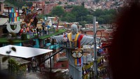 Monumen tersebut dibuat dari lebih dari 1.500 bagian dan menggunakan bahan-bahan seperti fiberglass dan resin. Patung tersebut memiliki detail khusus seperti tas kulit kecil Kolombia yang disebut carriel, ponco, dan warna bendera Kolombia.
