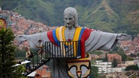 Monumen tersebut terinspirasi oleh patung Kristus Penebus yang terkenal di Rio de Janeiro.