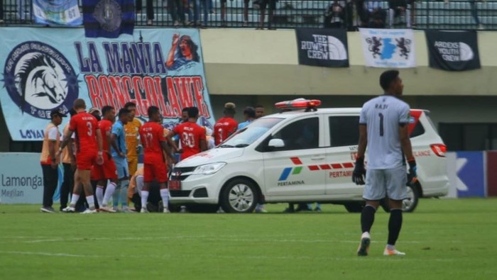 Rayhan Utina Dilarikan ke RS saat Persela Lawan Persipal