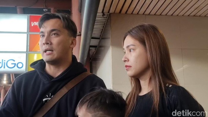 Rendy Kjaernett ditemani Lady Nayoan akan berangkat ke Thailand.