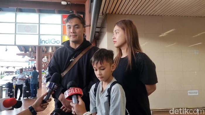 Rendy Kjaernett Rendy Kjaernett ditemani Lady Nayoan akan berangkat ke Thailand.