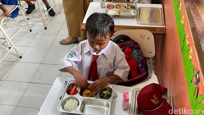 Ribuan paket makan bergizi gratis di sidoarjo mulai didistribusikan
