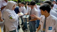 Pembagian makan bergizi gratis ini didistribusikan oleh SPPG di Sidoarjo Pendistribusian makan bergizi gratis dari Dapur 1 berjumlah 3000 porsi dengan sasaran meliputi 10 Sekolah (2.687 pelajar) terdiri dari, SD 8 sekolah (2.238 pelajar) SMP 2 sekolah ( 359 pelajar) Bumil 50 orang Balita 263 orang.
