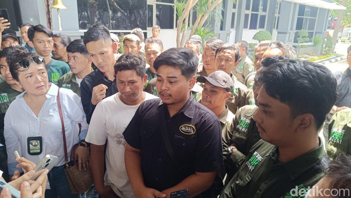 Rizky Agam berkemeja hitam menjelaskan awal mula ayahnya ditembak di Rest Area KM 45 Tol Tangerang-Merak.