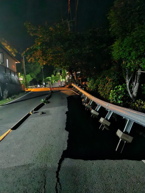 Ruas Jalan Raya Singaraja-Amplapura wilayah Desa Pacung, Kecamatan Tejakula, Buleleng, Bali jebol Senin (6/1/2024) dini hari. (IST)