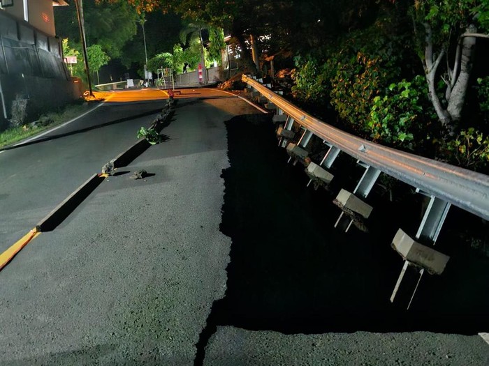 Ruas Jalan Raya Singaraja-Amplapura wilayah Desa Pacung, Kecamatan Tejakula, Buleleng, Bali jebol Senin (6/1/2024) dini hari. (IST)