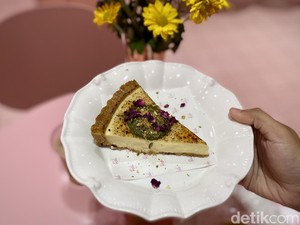 Rush Cakes: Kafe Serba Merah Muda yang Punya Cheesecake Creamy
