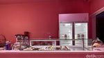 Cewek Kue Wajib Mampir! Kafe Serba Pink Ini Punya Dessert Cantik