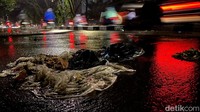 Pengendara mengeluhkan kondisi jalan yang dipenuhi sampah usai banjir. Sebab, jalan menjadi licin dan membahayakan pengendara.