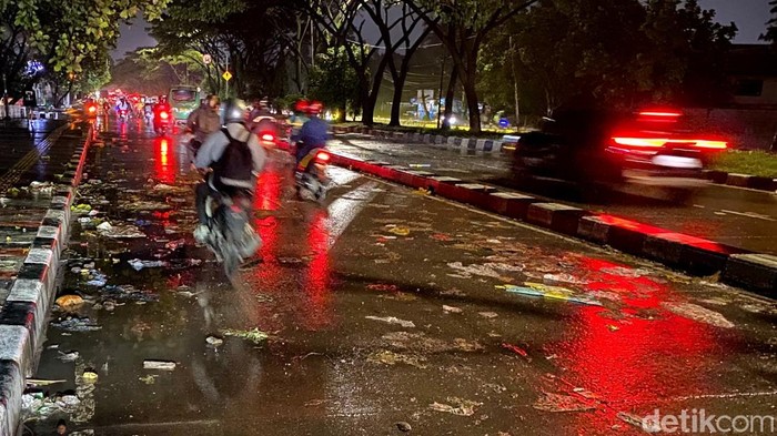 Sampah di Jalan Soekarno Hatta Bandung. Sampah di Jalan Soekarno Hatta Bandung.
