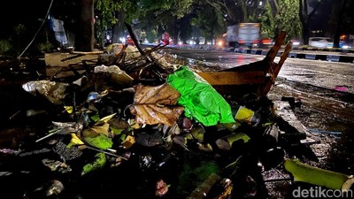 Penampakan Sampah di Jalan Soekarno Hatta Bandung Usai Banjir