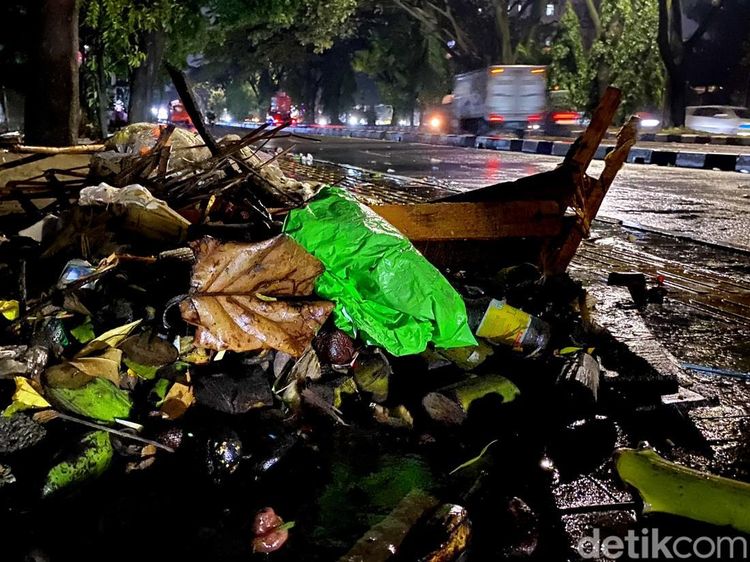 Penampakan Sampah di Jalan Soekarno Hatta Bandung Usai Banjir