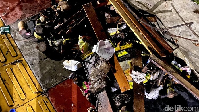 Sampah di Jalan Soekarno Hatta Bandung.