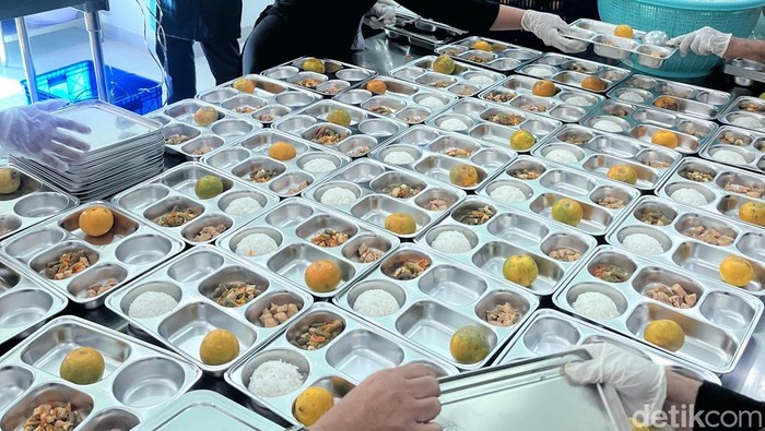 Satuan Pelayanan Pemenuhan Gizi (SPPG) menyiapkan 18.000 makan bergizi gratis di Depok hari ini. (Devi/detikcom).