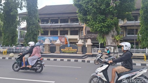 Sejumlah pengendara melintas di depan kantor wali kota Mataram, Senin (6/1/2025). (Foto: Nathea Citra/detikBali)