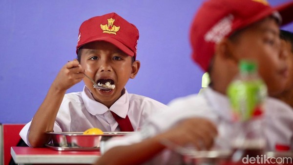 Senangnya Anak-anak Dapat Makan Bergizi Gratis