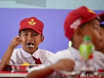 Senangnya Anak-anak Dapat Makan Bergizi Gratis