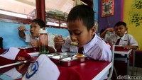Badan Gizi Nasional (BGN) yang menaungi program MBG mengungkap tanggal ini dipilih karena menyesuaikan jadwal masuk peserta didik sekolah. 
