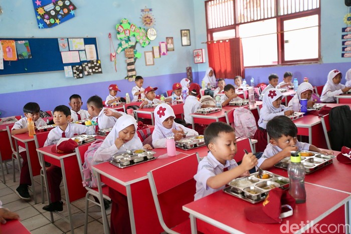 Program Makan Bergizi Gratis dimulai hari ini. Di SDN Sukatani 5, Depok, anak-anak makan dengan lahap.